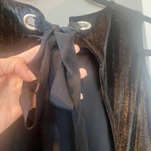 Topshop black cold shoulder velvet dress with gold metallic shimmer, Size 2 - Picture 6 of 13